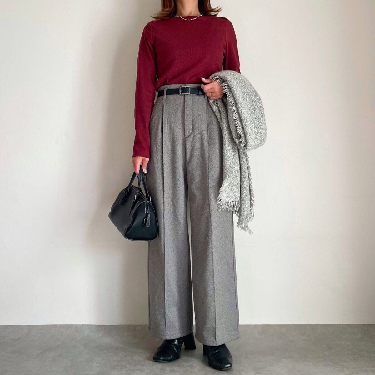 cocaリブボートネックカットソー　ワインカラーとグレーパンツコーデ