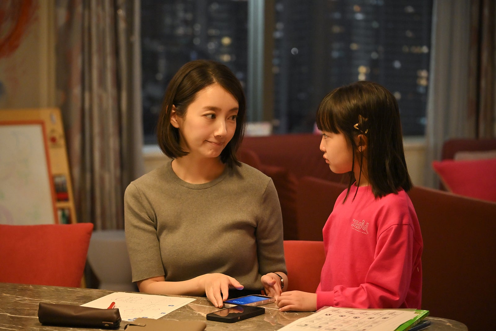 波瑠、池村碧彩「フェイクマミー」第1話（C）TBS