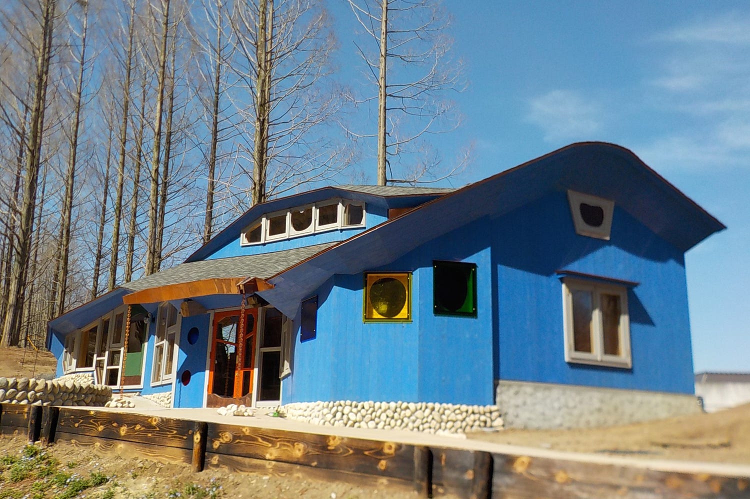 青壁が美しい北欧風カフェ!「トーベ・ヤンソンあけぼの子どもの森公園」に新設