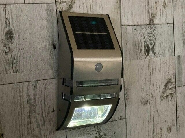 ダイソー　ソーラーセンサーライト