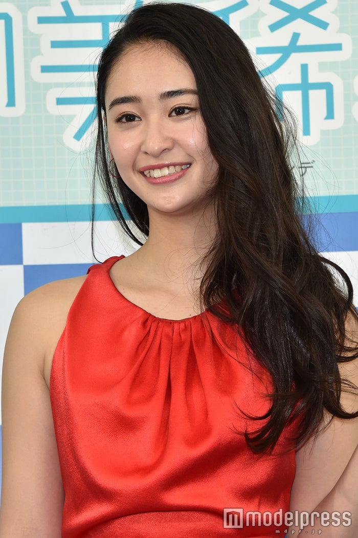 ジュウオウジャー 柳美稀 真っ赤なsexyドレスで美背中披露 初水着に本音 モデルプレス