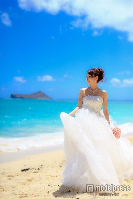 篠田麻里子プロデュースのウエディングドレス姿を披露した大堀恵