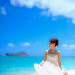 篠田麻里子プロデュースのウエディングドレス姿を披露した大堀恵
