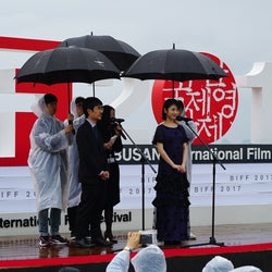 浜辺美波「キミスイ」引っ提げ初の国際映画祭 雨の中観客殺到