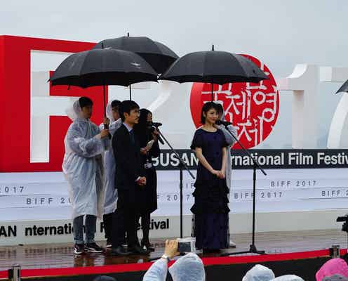 浜辺美波「キミスイ」引っ提げ初の国際映画祭 雨の中観客殺到
