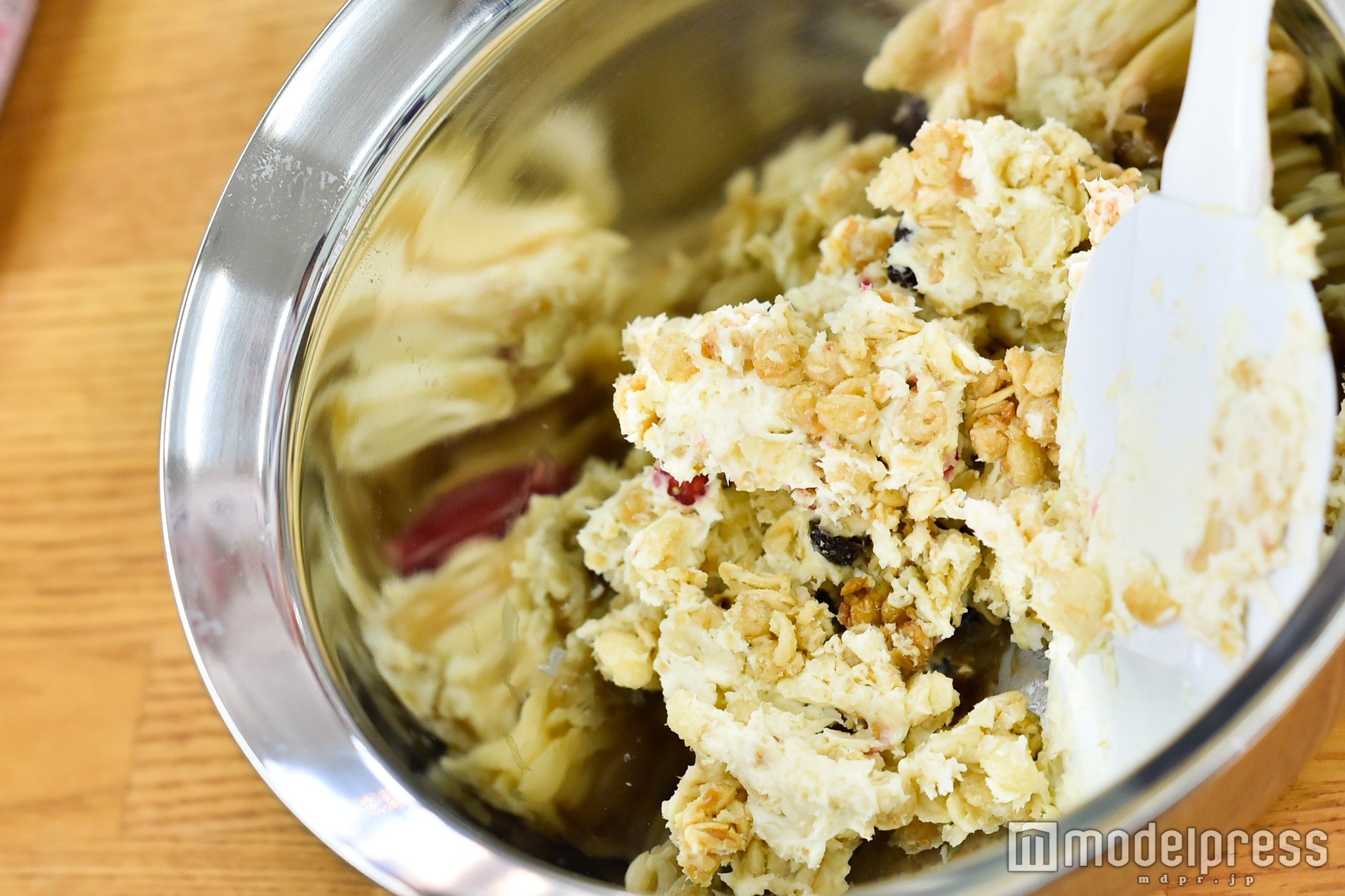 グラノーラとクリームチーズをしっかり混ぜあわせて…／画像提供：柏原歩