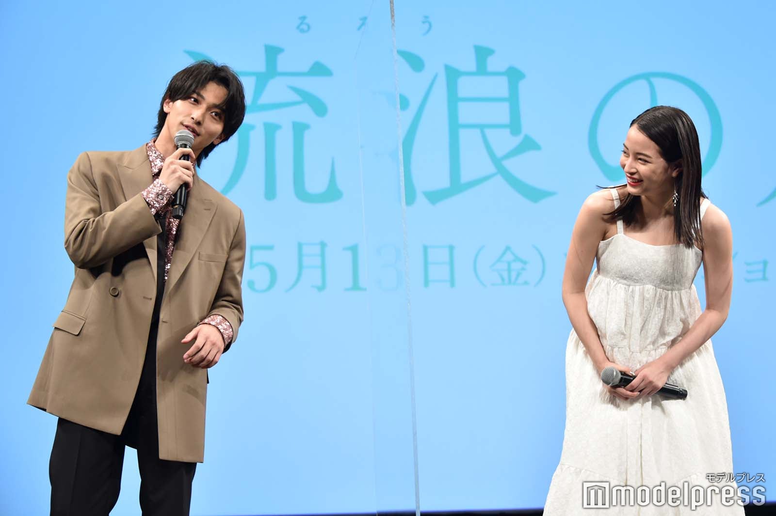 膝枕を再現する横浜流星、それを見守る広瀬すず （C）モデルプレス