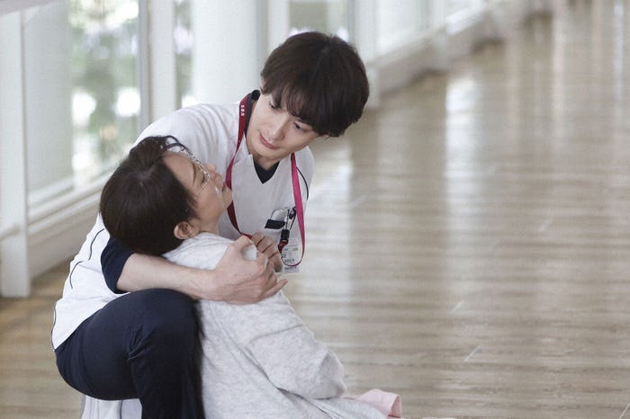 若村麻由美、岡田将生「ザ・トラベルナース」最終話(C)テレビ朝日