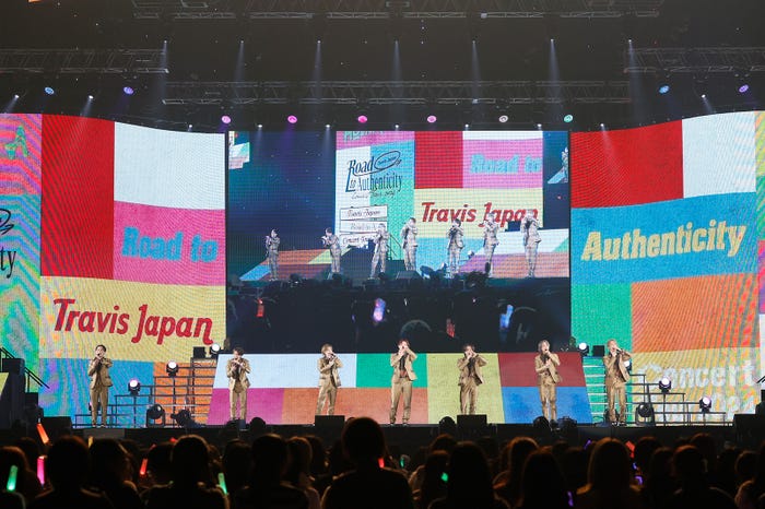 MC中の元気なTravis Japan(左から)吉澤閑也、松倉海斗、七五三掛龍也、宮近海斗、松田元太、中村海人、川島如恵留(提供写真)