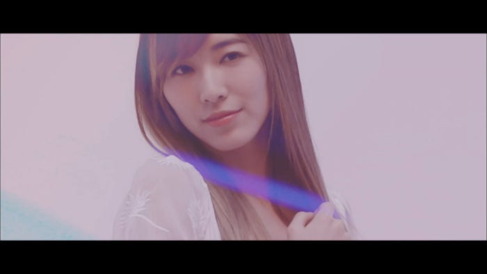 坂道AKB『誰のことを一番 愛してる?』ミュージックビデオより(C)AKS