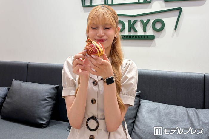 「しっとりとした生地と甘酸っぱいクリームが相性抜群で、上に乗っているアーモンドクランチがアクセントになっていました」(ARISA)/(C)モデルプレス