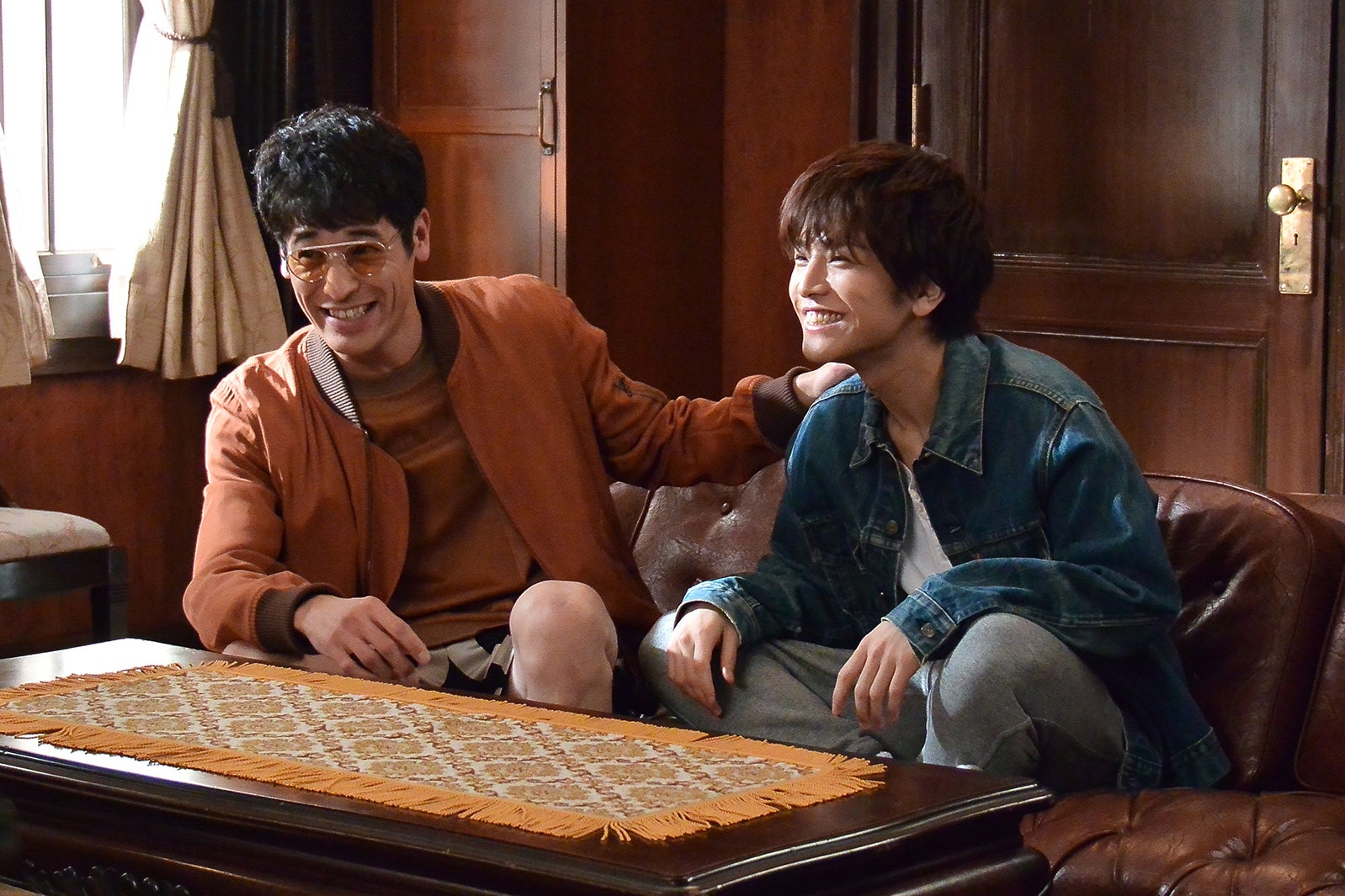 佐藤隆太、岩田剛典／「崖っぷちホテル！」第7話より（C）日本テレビ