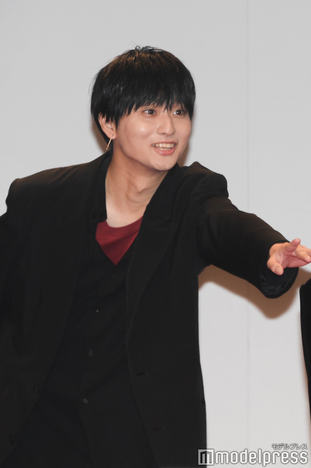 ラウールを呼び止める奥平大兼（C）モデルプレス