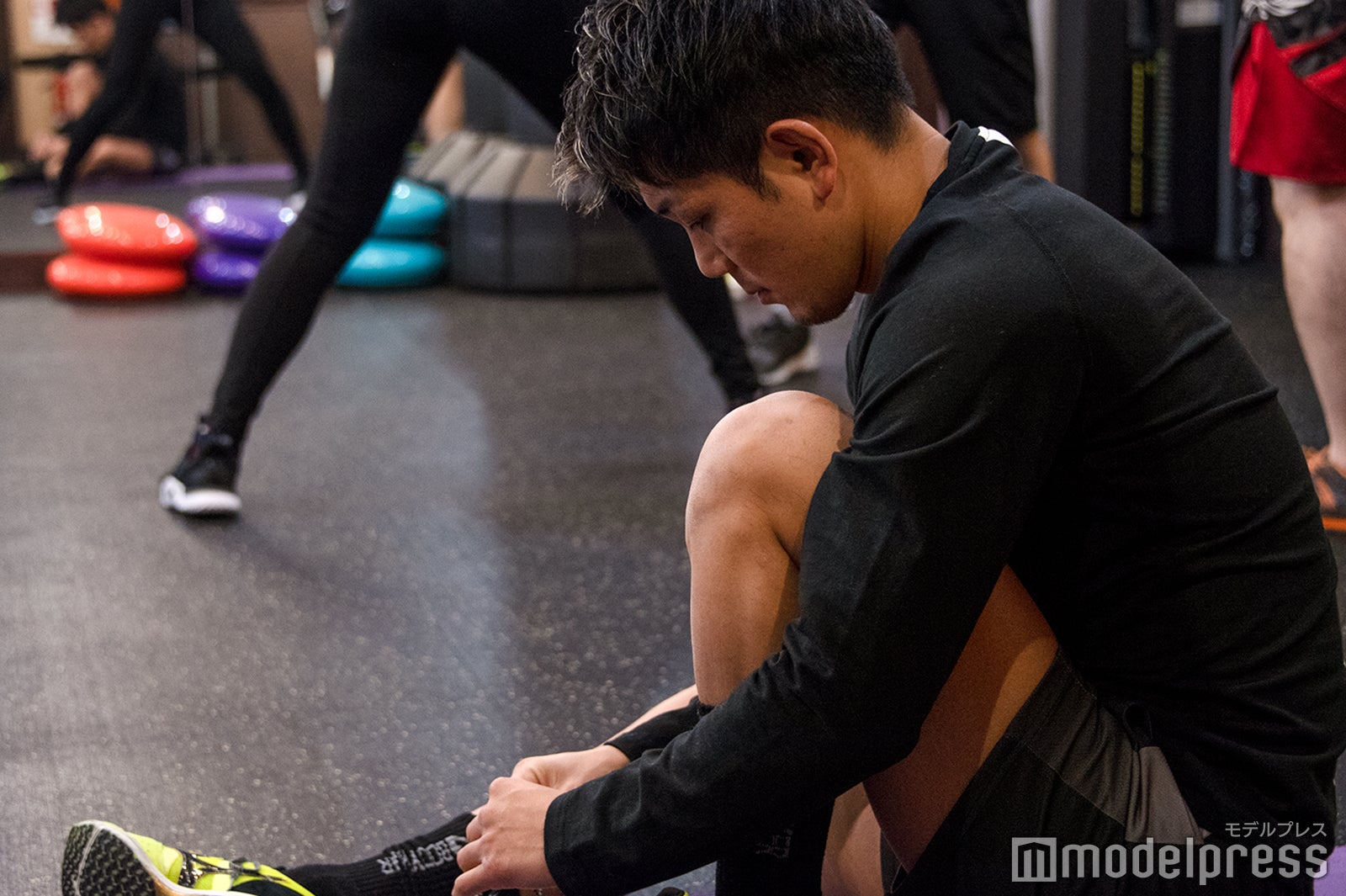 アップ中の皇治／試合前週の練習にて（C）モデルプレス