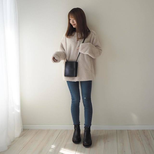 ユニクロのウルトラストレッチジーンズにオフホワイトボアプルオーバーのコーデの写真