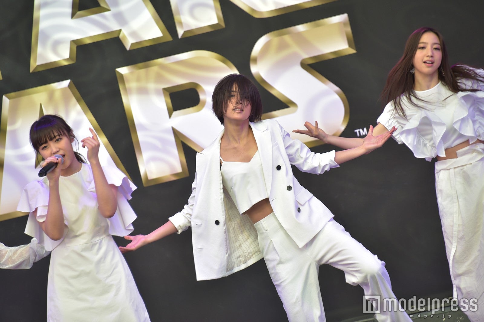 左から：鷲尾伶菜、藤井萩花、坂東希 （C）モデルプレス