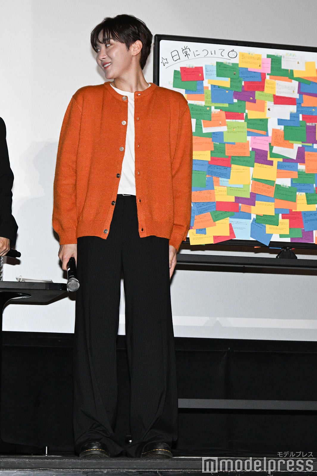 独り言は結構多いと照れ笑いを浮かべるSEUNGKWAN（C）モデルプレス