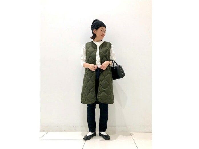 肌寒い時には、ヒップやお腹までしっかりカバーできるロングベストがあると心強い　出典：StyleHint