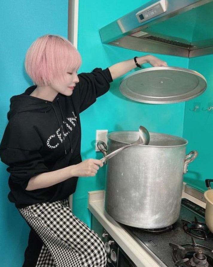 益若つばさ、バレンタインに“本格手作りラーメン”「骨から5時間以上煮込んで」