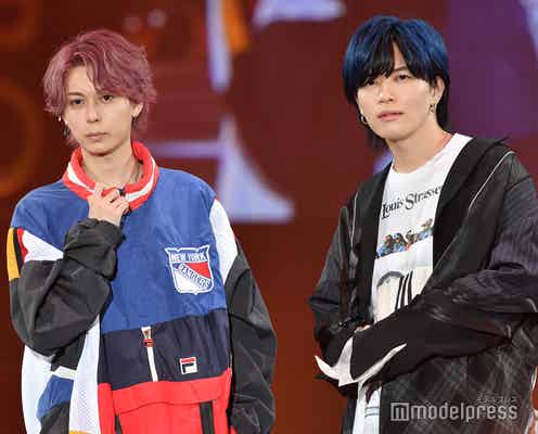 「ネクステ」みっき~&ロケマサ、仲良し密着 ピンク×ブルーヘアで抜群の存在感<札幌コレクション 2022 A/W>