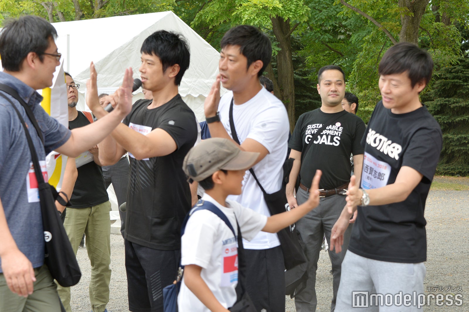 芸人とハイタッチをしてスタート（C）モデルプレス