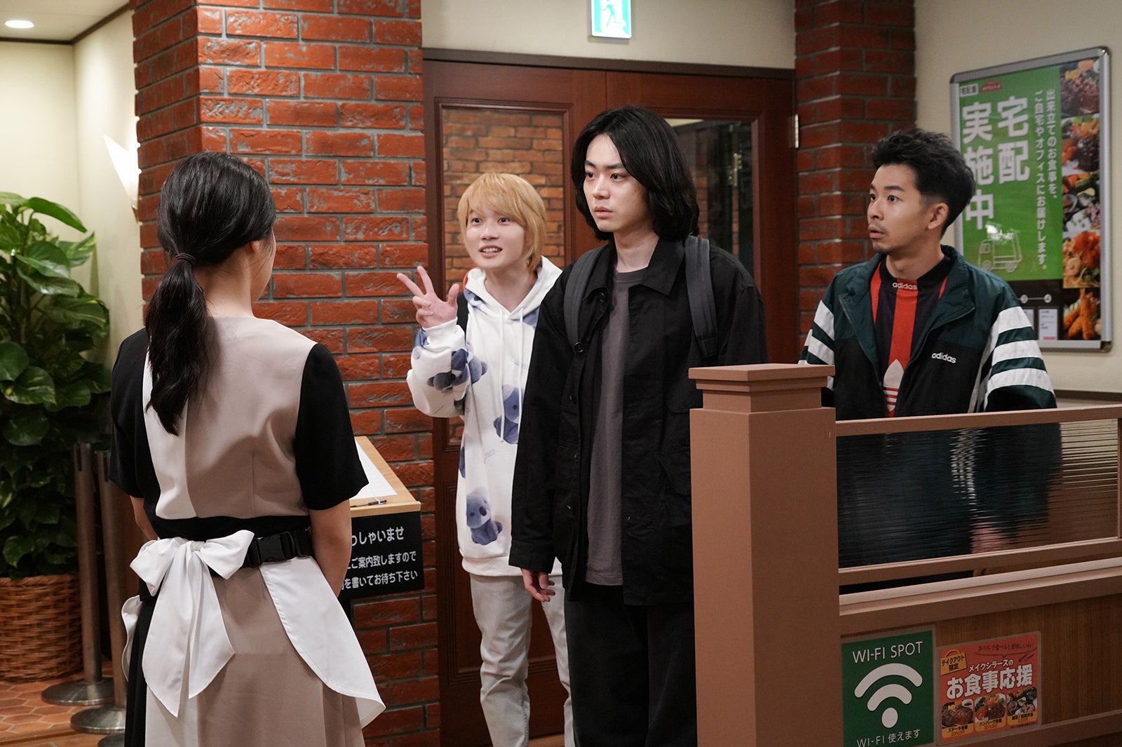 有村架純、神木隆之介、菅田将暉、仲野太賀「コントが始まる」第1話より （C）日本テレビ