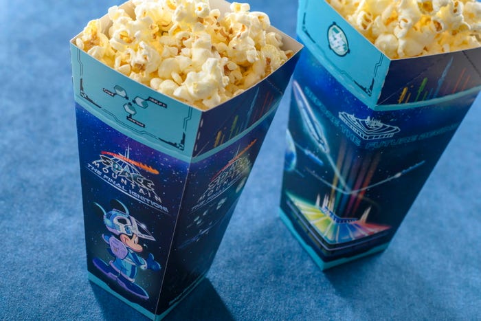 ポップコーン、レギュラーボックス(ソルト味)¥400(C)Disney