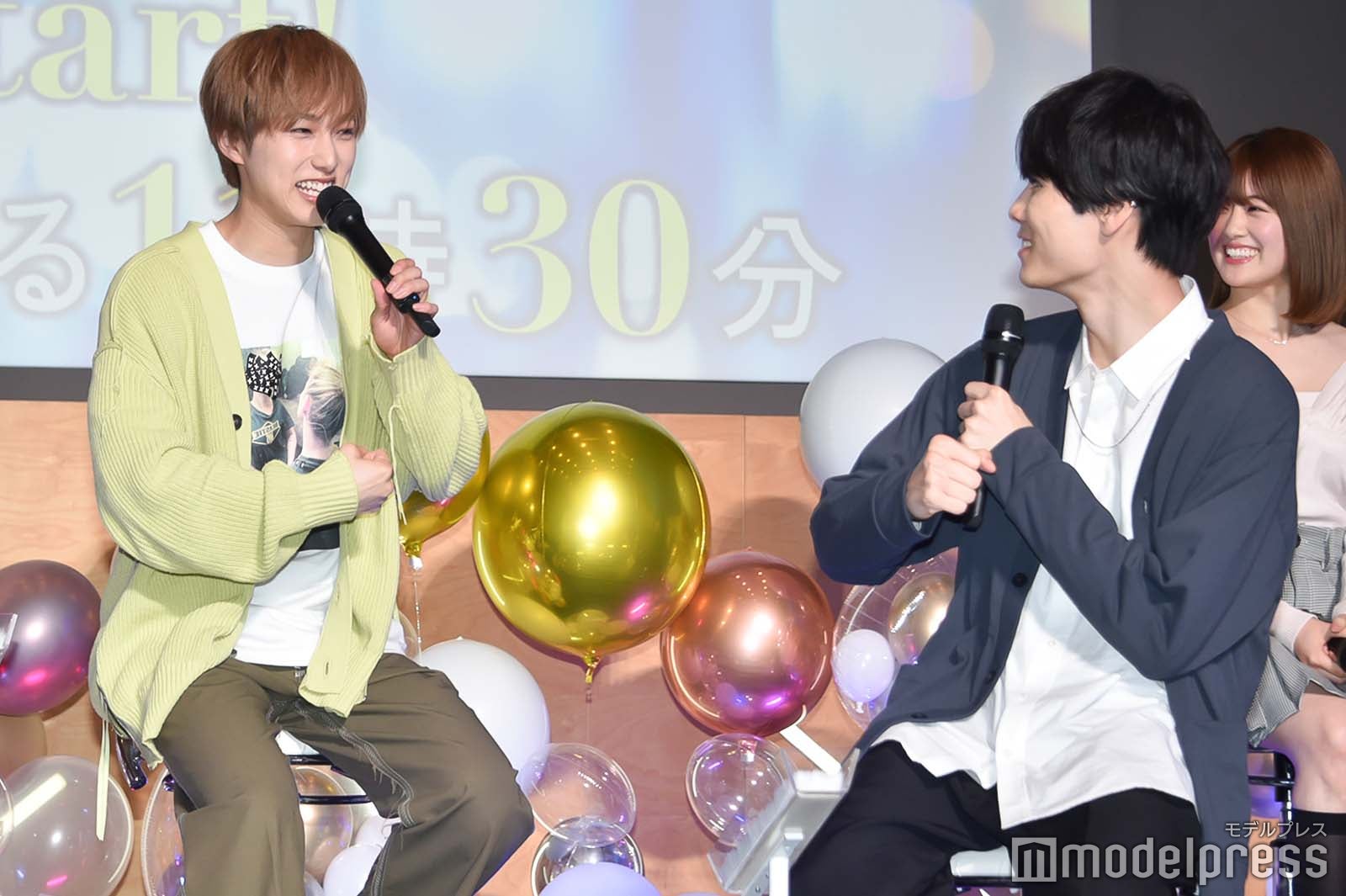 なかやまきんに君の動画を観ている尾崎匠海に「パワー！の練習？」と聞く萩原利久（C）モデルプレス