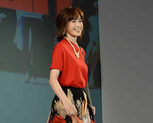 高垣麗子、赤×黒で魅せる 大人可愛い“デートスタイル”披露