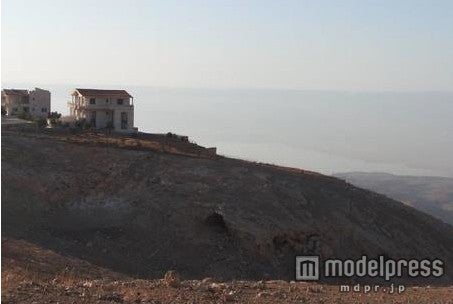 「Seventeen」モデル鈴木友菜が訪れた死海の見える絶景ハウス／画像提供：テレビ東京