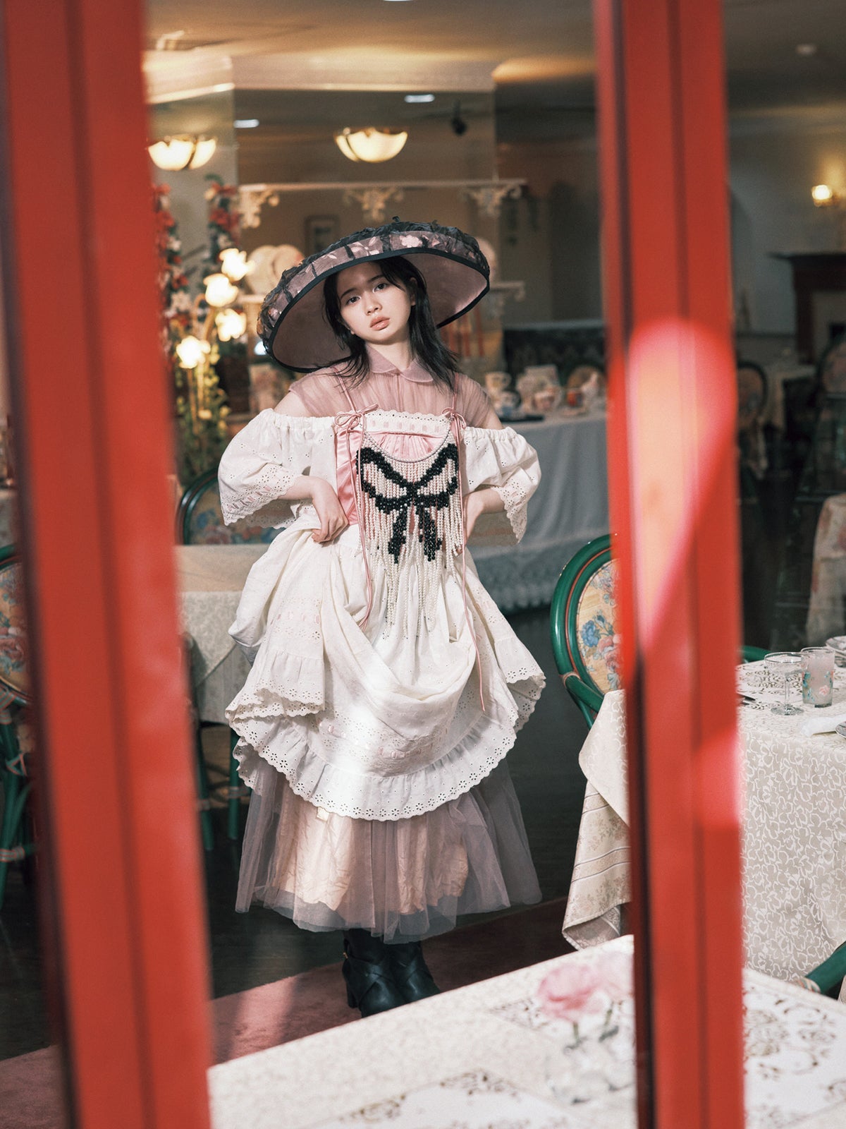 桜田ひより「bis」初登場で儚く美しい装い 東京ロマンチックスポット巡る