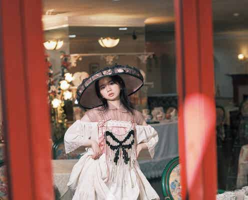 桜田ひより「bis」初登場で儚く美しい装い 東京ロマンチックスポット巡る