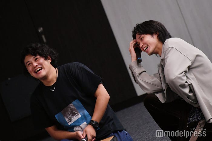 サプライズメッセージに喜ぶ磯村勇斗(C)モデルプレス