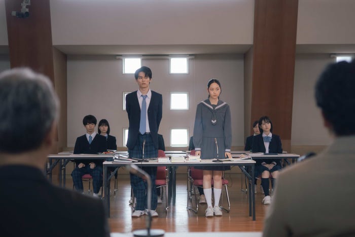 日向亘、中野有紗「僕達はまだその星の校則を知らない」第1話(C)フジテレビ