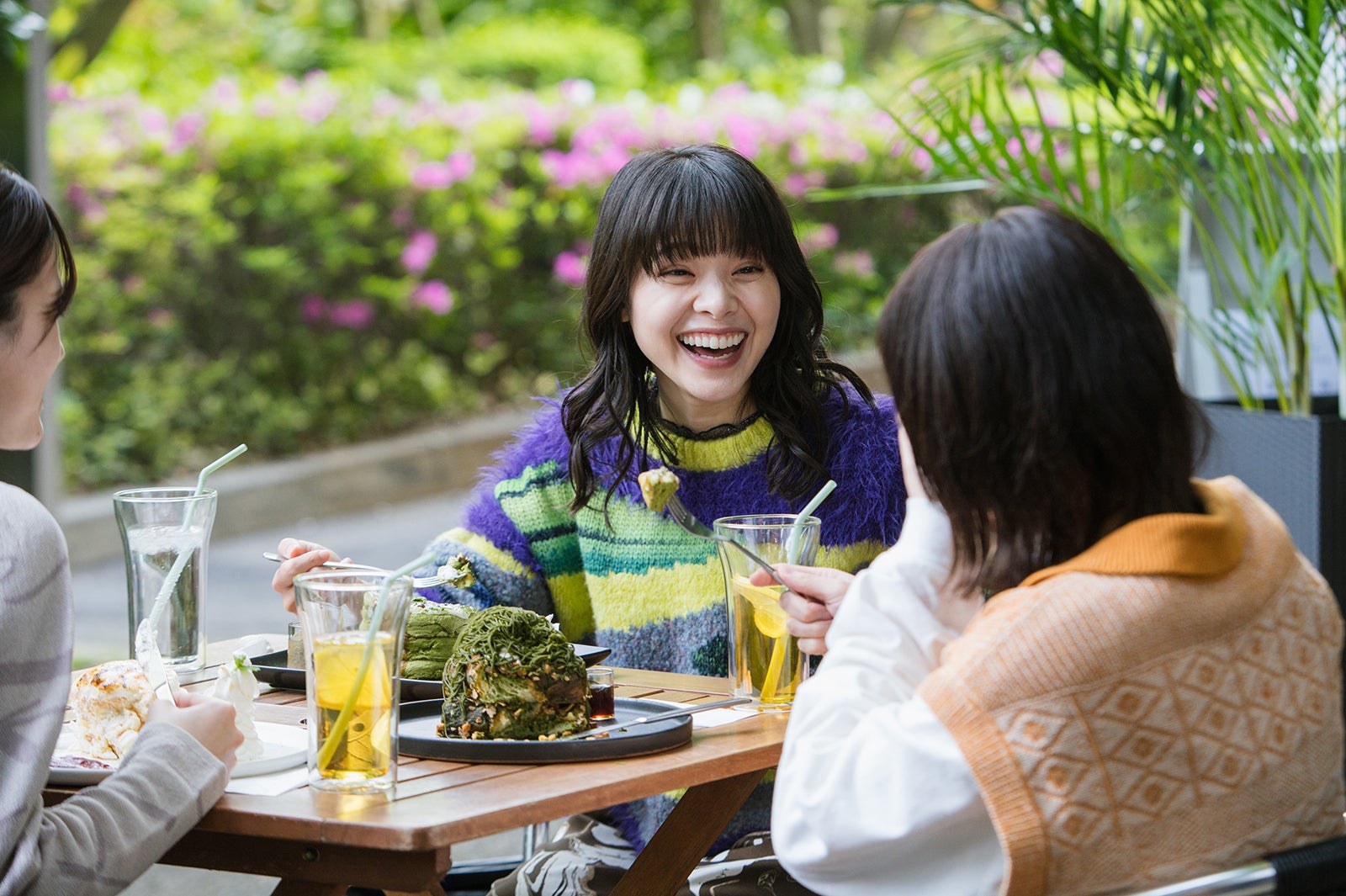 岸井ゆきの、清野菜名「日曜の夜ぐらいは…」第4話より（C）ABCテレビ