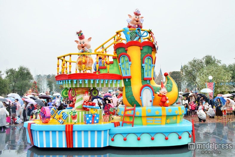 雨天バーションの「ディズニー・サンタヴィレッジ・パレード」