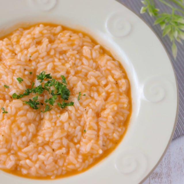 カルディ_一膳リゾット海老トマトクリームにパセリを振りかけた