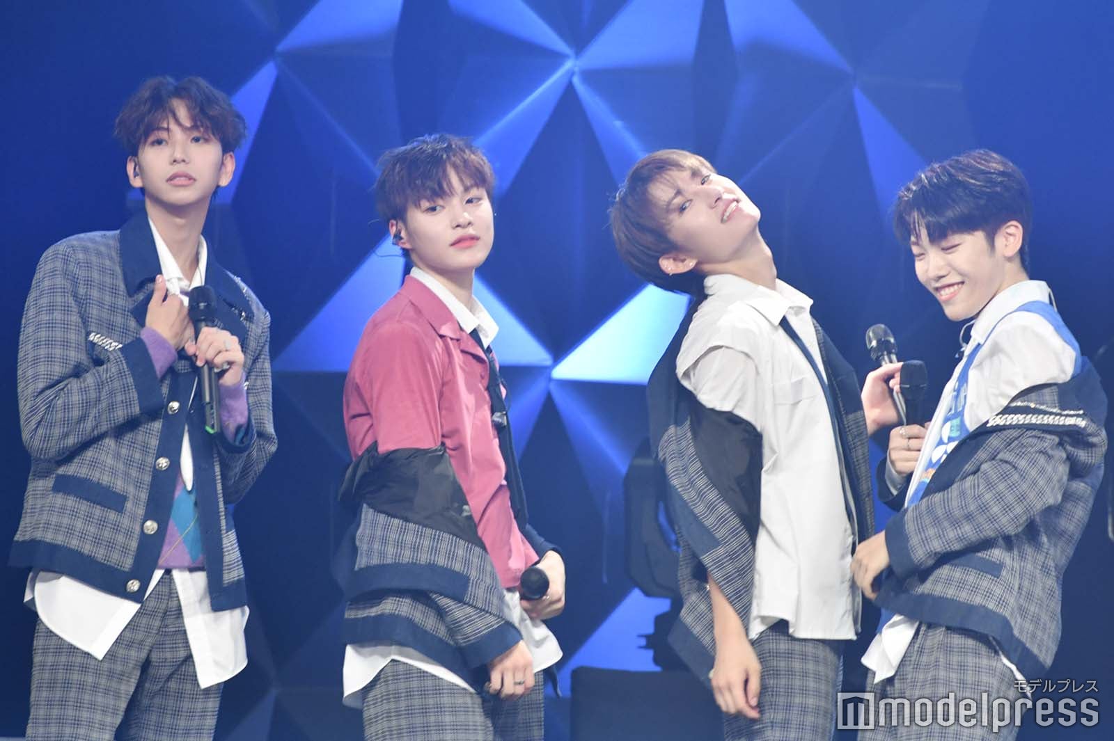 セクシーポーズで決めるアントニー、タクト、ハルト、思わず笑うユウト（C）モデルプレス