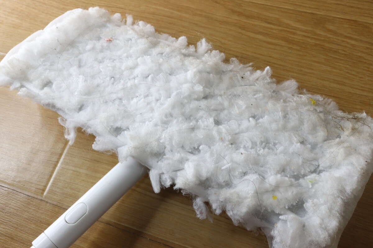 ダイソー ふわふわフローリング用シート ダイソーのふわふわフローリング用シートはゴミをよく絡め取れる