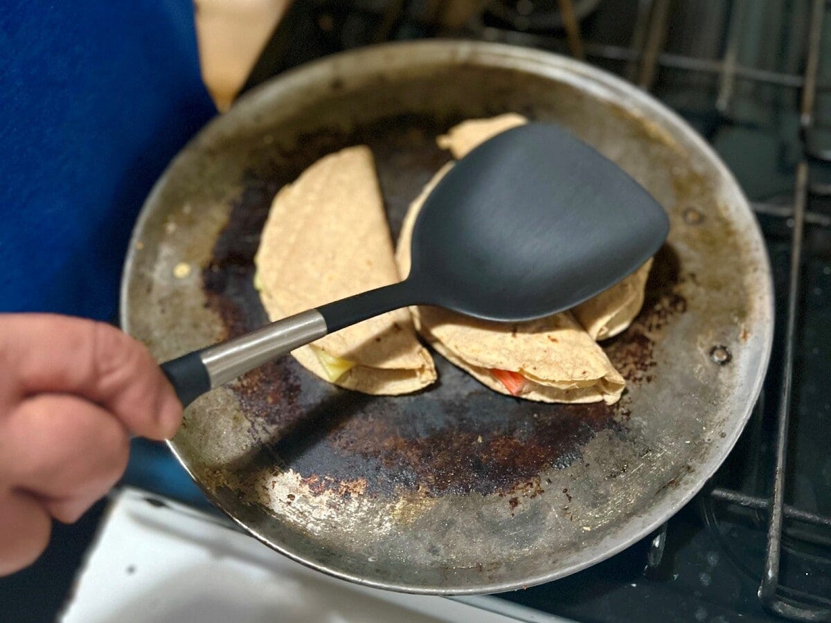 ケサディージャを調理しているところ。夜食に食べることもある