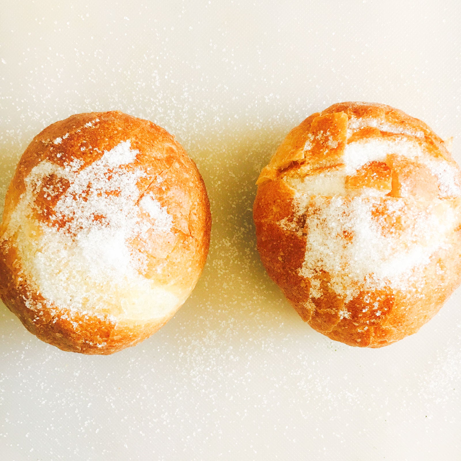 手順2：グラニュー糖を振ってチーズを挟む／画像提供：柏原歩