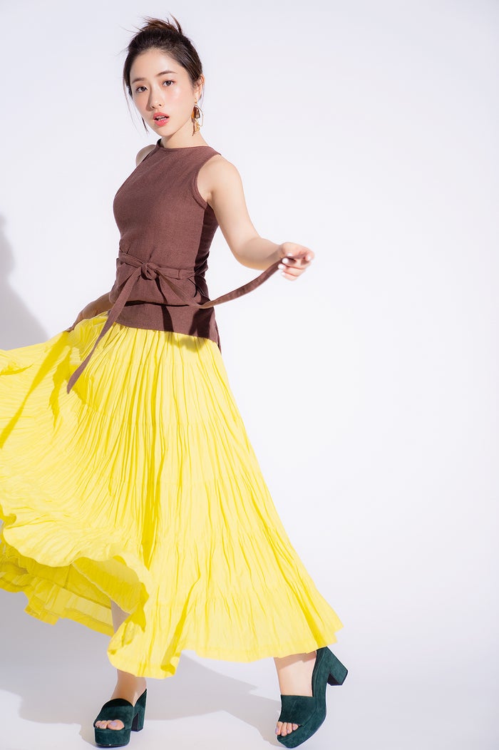 石原さとみ、ノースリーブで美肌輝く 鮮やかワントーンコーデで魅了 モデルプレス