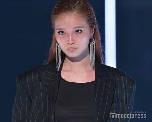 せいら、“口ピアス”でモードスタイル クールな魅力に釘付け<TGC2023A/W>