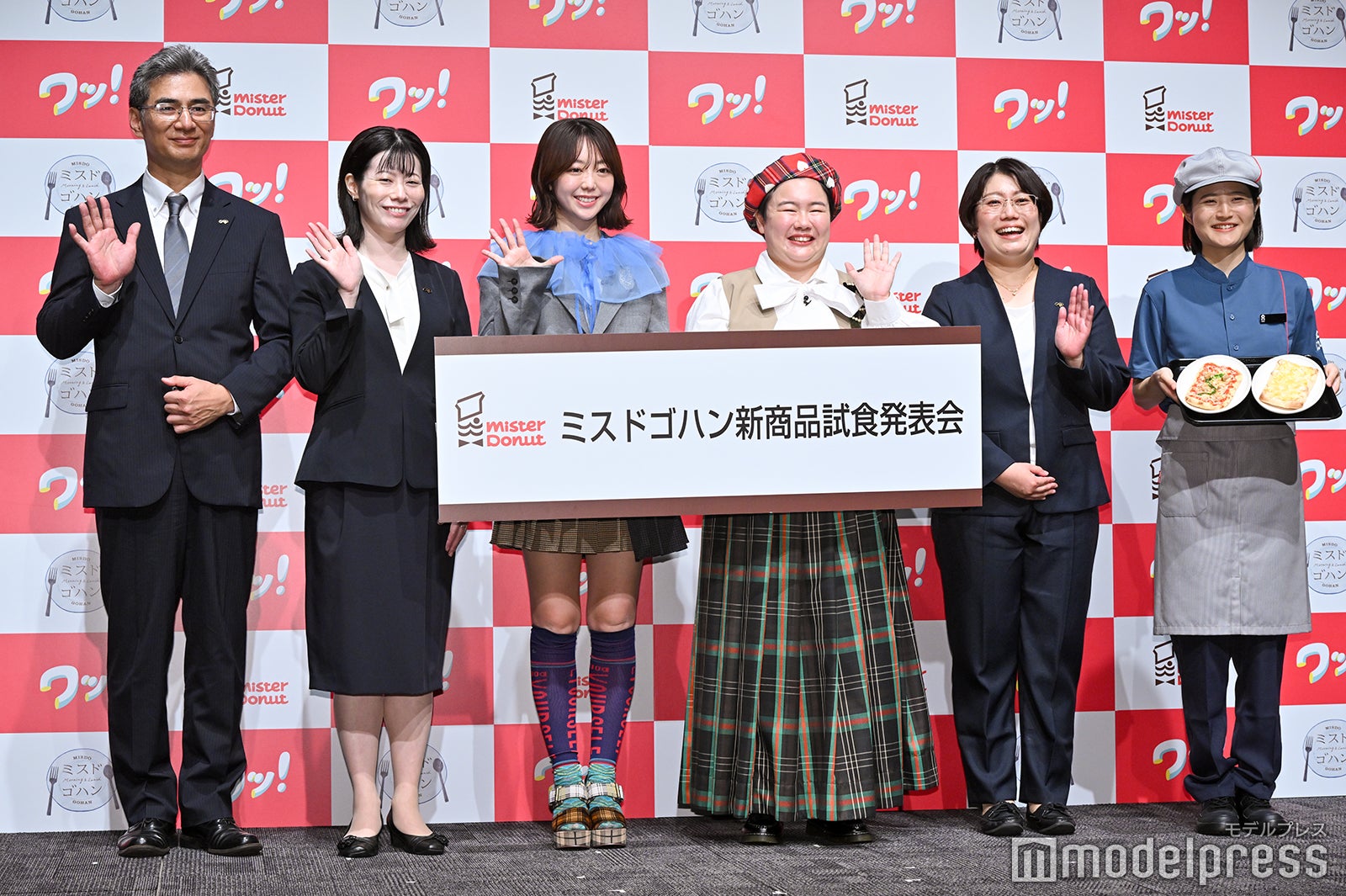 （中央）峯岸みなみ、やす子（C）モデルプレス