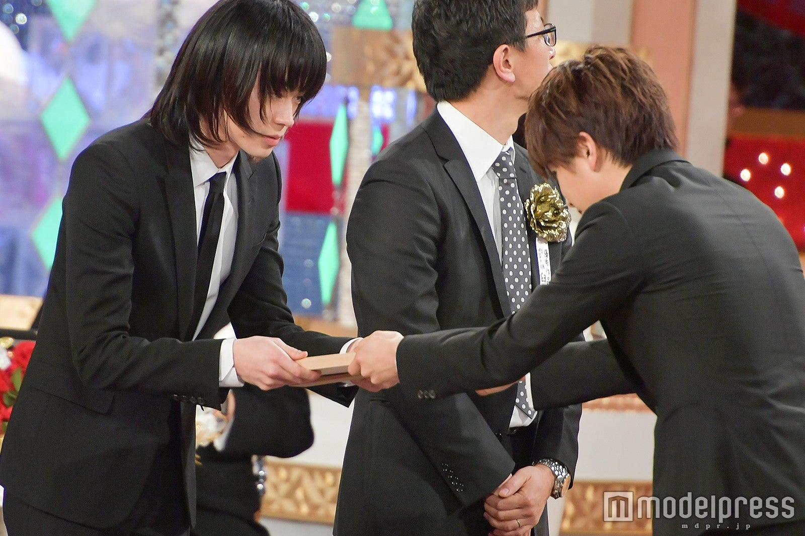 菅田将暉（左）に賞を贈る岩田剛典（C）モデルプレス