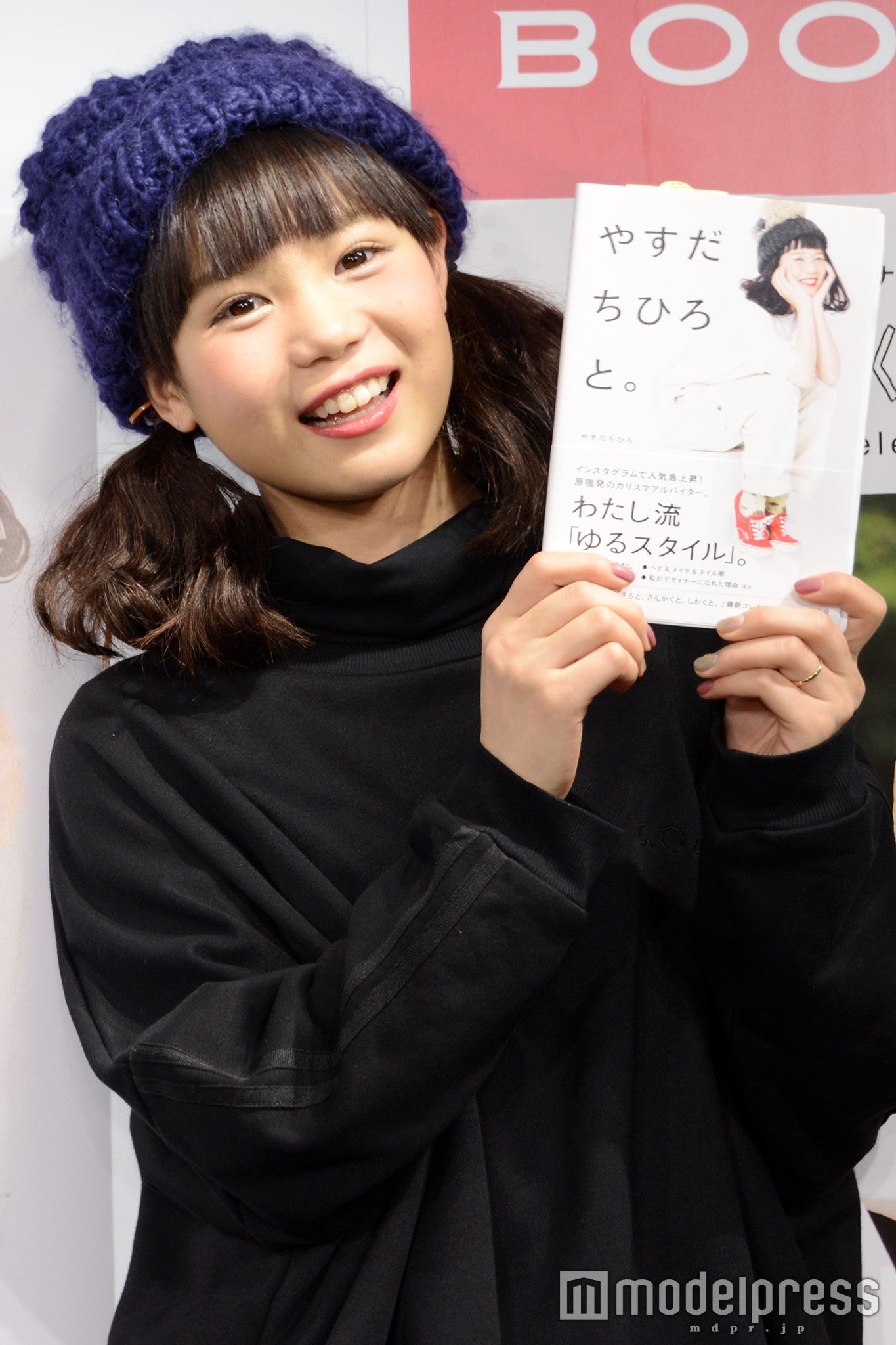 腕の二本線でさりげなくスポーティに／やすだちひろ（C）モデルプレス