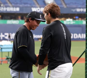 阪神 大山悠輔とオリックス・九里亜蓮が握手かわす 前日の試合で左脇腹付近へ死球 直後に九里が帽子を取って謝罪