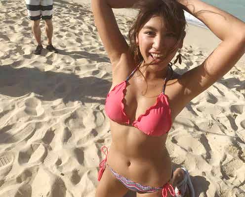 久松郁実、豊満バスト&弾ける笑顔が眩しい!ハワイで美ボディ開放