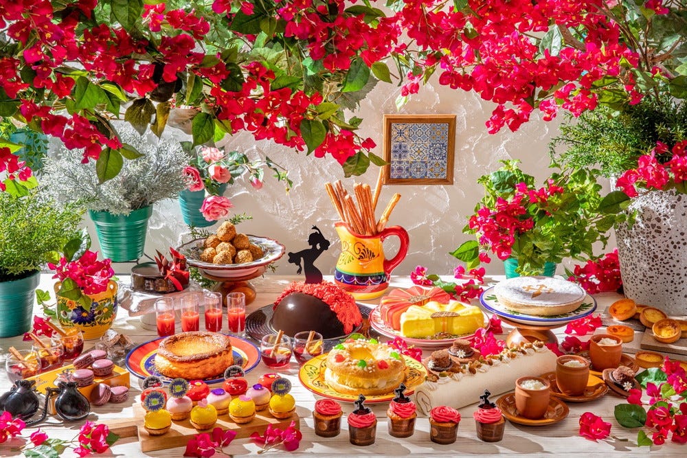 スペイン風デザートビュッフェ「Hola!Espana」ヒルトン東京お台場で、フラメンコの小道具がケーキに