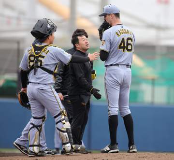 阪神・ラグズデールにアクシデント 捕手・嶋村の二塁送球が直撃 トレーナー駆けつけるも続投 折れたバットのキャッチ試みるシーンも 1試合で2度のヒヤリ